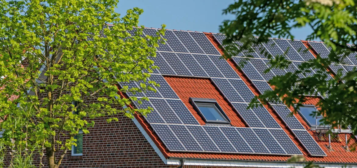 Wohngebäude mit moderner Photovoltaikanlage auf dem Dach in Leipzig – ideal als Beispiel für Hausbesitzer, die ihre Anschlussfinanzierung planen und gleichzeitig in nachhaltige Energielösungen investieren möchten