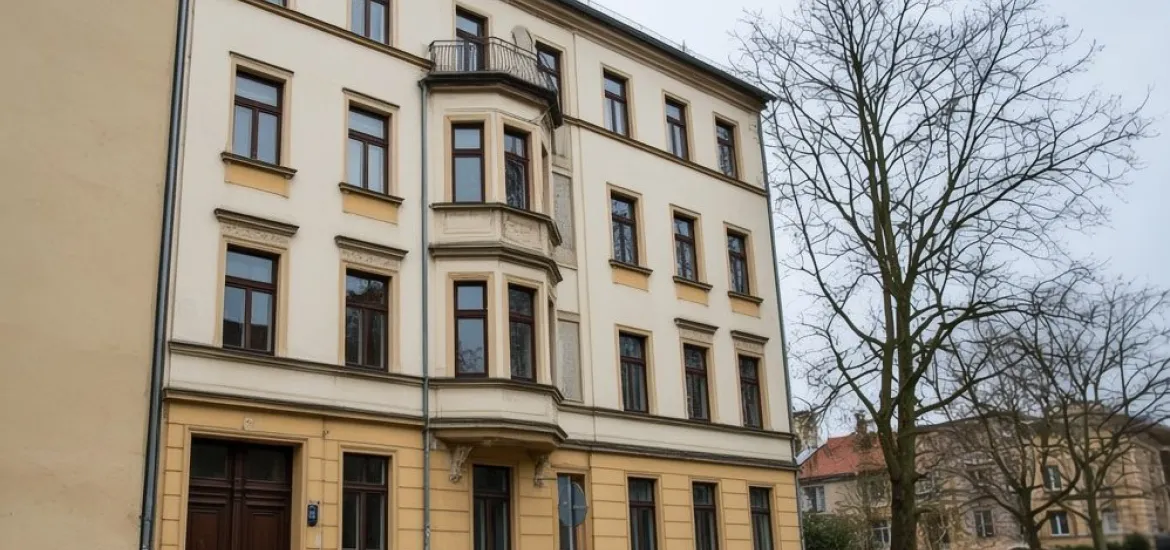 Viergeschossiges Mehrfamilienhaus mit Erker in einer Wohnstraße in Leipzig, typisch für vermietete Altbauten