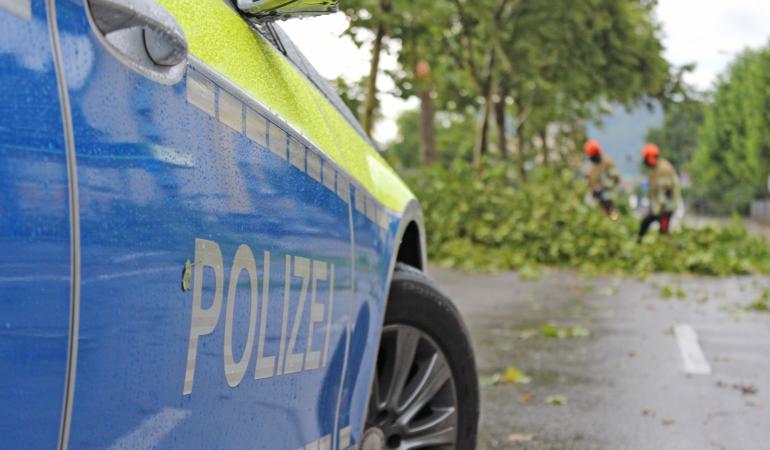 Sicherung der Polizei wegen Baumschäden durch Sturm