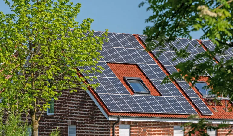 Wohngebäude mit moderner Photovoltaikanlage auf dem Dach in Leipzig – ideal als Beispiel für Hausbesitzer, die ihre Anschlussfinanzierung planen und gleichzeitig in nachhaltige Energielösungen investieren möchten